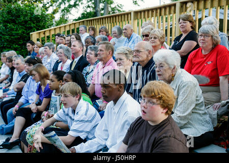 Monroeville Alabama, Courthouse Square, per uccidere un Mockingbird, gioco, pubblico, folla, nero, uomo uomini maschio adulti, uomini, ragazzi, maschio bambini bambini bambino bambino Foto Stock