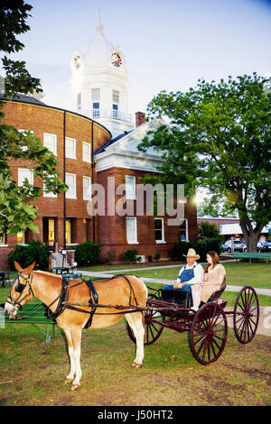 Monroeville Alabama, Courthouse Square, mule, wagon, Old Monroe County Courthouse 1903, uomo uomini maschio, donna donne, attori, costume, per uccidere un Mockingbir Foto Stock