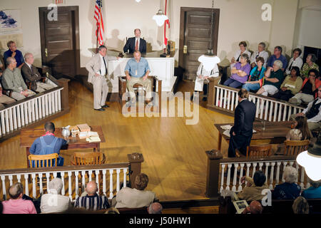 Monroeville Alabama, Courthouse Square, per uccidere un Mockingbird, attori, sala di giustizia, pubblico, folla, uomini, donne, scena, costume, eredità letteraria, Harper Lee, Attico Foto Stock