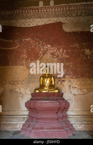 Golden statua del Buddha e il grande dipinto di età all'interno Sulamani Temple di Bagan, Myanmar (Birmania). Foto Stock