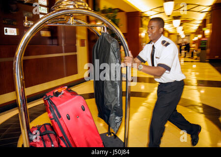 Alabama,Montgomery County,Montgomery,Renaissance,hotel,parcheggiatore,fattorino,uomo nero uomini maschio adulti,bagagli,cart valigia,lavoro,lavoro,assumere Foto Stock