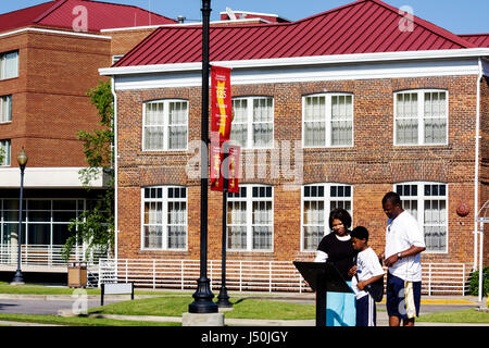 Alabama,Macon County,Tuskegee,Tuskegee Institute National Historic Site,Tuskegee University,campus,Dorothy Hall,Black man uomini maschio,donna donne donne, Foto Stock