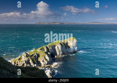 Tramonto sull'isola di Rathlin dalla testa Kinbane North Antrim Irlanda del Nord Regno Unito. Foto Stock