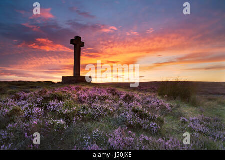 Ana Cross tramonto e Heather, il Rosedale on the North Yorkshire Moors. Foto Stock