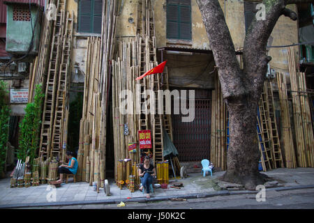 Polo di bambù strada del mercato nella città vecchia di Hanoi, Vietnam Foto Stock