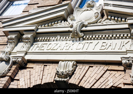 Alabama,Ozark,The Ozark City Bank,banking,dettagli architettonici,ornamento,pietra intagliata,decorazione,decorativo,estetico,AL080519056 Foto Stock