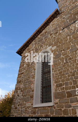 Esterno muro di pietra con letti in ferro battuto con finestra, Abbazia di Corno di Rosazzo, Friuli, Italia Foto Stock