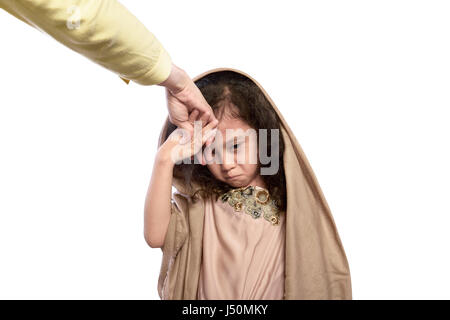 Musulmani asiatici bambino baciare la mano dei suoi genitori come rispetto isolate su sfondo bianco Foto Stock