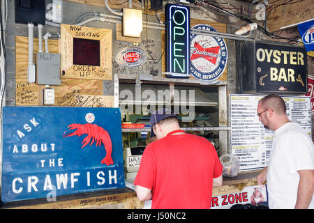 Alabama Perdido Key, Flora Bama Beach & Oyster Bar, pub, redneck, ristorante ristoranti, cibo, caffè, atmosfera da festa, crawfish, birra, uomo male Foto Stock