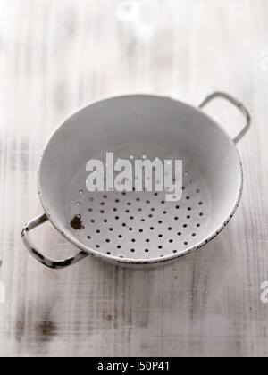 Setaccio dello smalto sulla metropolitana di legno Foto Stock