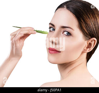 Giovane donna utilizza aloe vera olio per la pelle isolati su sfondo bianco Foto Stock