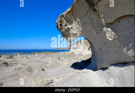 Insolita formazione di scogliera, Bosa, Sardegna, Italia Foto Stock