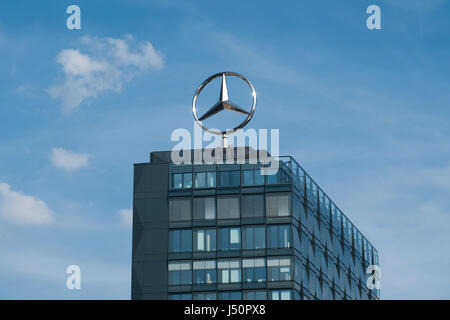 Berlino, Germania - 13 maggio 2017: Mercedes Benz Logo sulla parte superiore della sede centrale edificio per uffici a Berlino, Germania Foto Stock