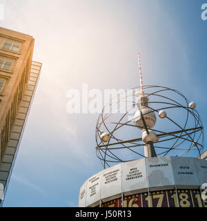 La torre della TV ( Fernsehturm ) e l'orologio mondiale a Berlino Foto Stock