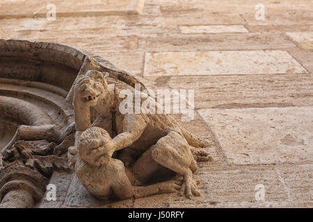 Gargoyle sulla ex commodity exchange costruire la Lonja de la Seda nel centro storico della città di Valencia. Spagna Foto Stock