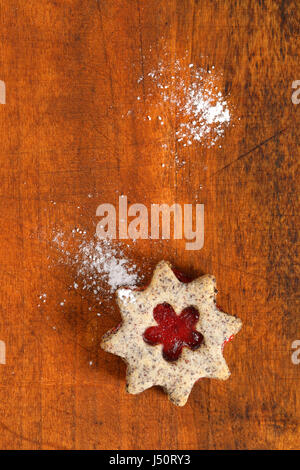 Biscotti frollini con marmellata il deposito su sfondo di legno Foto Stock