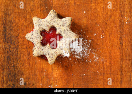 Biscotti frollini con marmellata il deposito su sfondo di legno Foto Stock