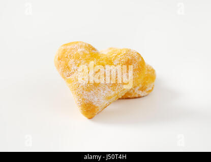 Due a forma di cuore i cookie su sfondo bianco Foto Stock