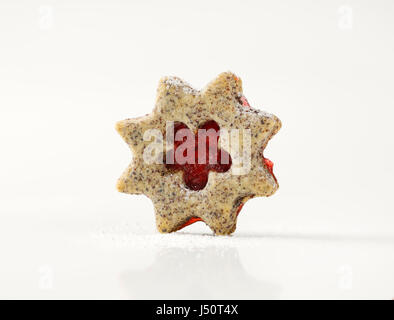 Biscotti frollini con marmellata il deposito su sfondo bianco Foto Stock