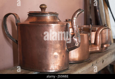 Rame Vintage teiere stand sul ripiano di legno Foto Stock