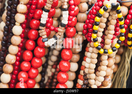 In legno colorato collane e bracciali, closeup foto con messa a fuoco selettiva Foto Stock