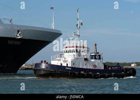 Ocean andando tug Eagle avvicinando per dare assistenza a uscire la nave di crociera. Port Canaveral Florida USA. Aprile 2017 Foto Stock