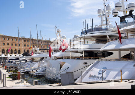 Super yacht ormeggiati a Port Vell di Barcellona Spagna ES UE Foto Stock