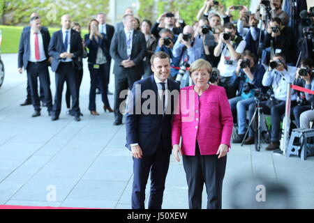 Berlino, Germania. 15 Maggio, 2017. Il cancelliere Angela Merkel e il nuovo presidente francese Emmanuel Macron in Innhof della Cancelleria federale a Berlino. Il Presidente francese è accolta con gli onori militari. Credito: PACIFIC PRESS/Alamy Live News Foto Stock