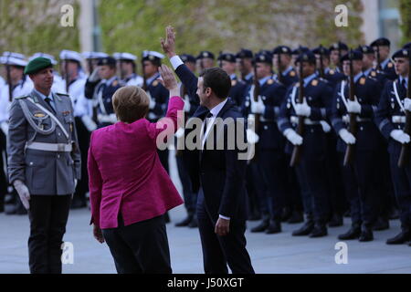 Berlino, Germania. 15 Maggio, 2017. Il cancelliere Angela Merkel e il nuovo presidente francese Emmanuel Macron in Innhof della Cancelleria federale a Berlino. Il Presidente francese è accolta con gli onori militari. Credito: PACIFIC PRESS/Alamy Live News Foto Stock