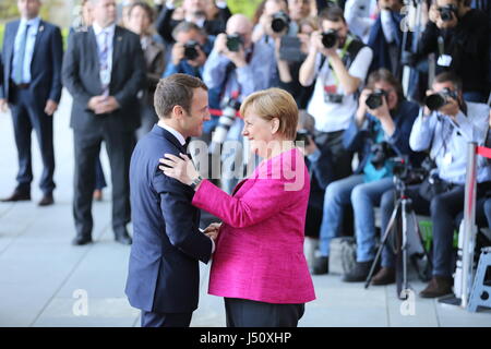 Berlino, Germania. 15 Maggio, 2017. Il cancelliere Angela Merkel e il nuovo presidente francese Emmanuel Macron in Innhof della Cancelleria federale a Berlino. Il Presidente francese è accolta con gli onori militari. Credito: PACIFIC PRESS/Alamy Live News Foto Stock