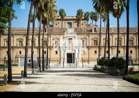 Andaluso con il palazzo del Parlamento e i giardini di Siviglia Foto Stock