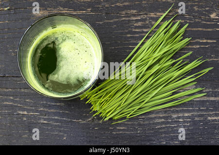 Organico verde erba di frumento e di succo di pronto da bere Foto Stock