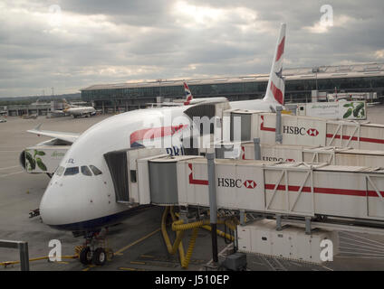 British Airways europeo Airbus A380 su un supporto al Terminal 5 di Heathrow, London, Regno Unito Foto Stock