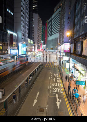 Tempo di notte vista di Yee Wo Street, la Causeway Bay di Hong Kong, Cina, Asia. Foto Stock
