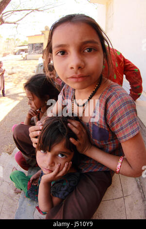 Rurali bambini tribali. Gujarat, India Foto Stock