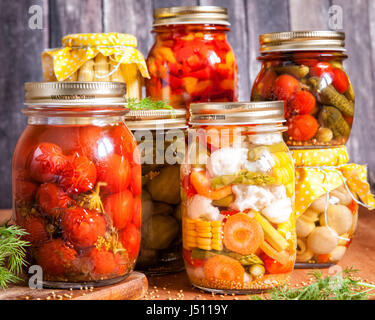 I vasetti con verdure marinate Foto Stock