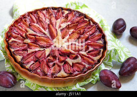 Low Carb dessert. Torta di prugne con pasta di mandorle Foto Stock