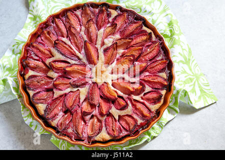 Low Carb dessert. Torta di prugne con pasta di mandorle Foto Stock