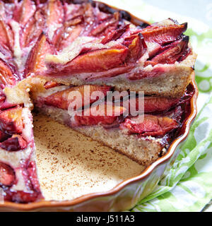 Low Carb dessert. Torta di prugne con pasta di mandorle Foto Stock