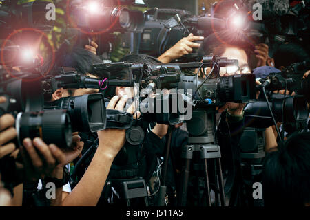 Stampa e media fotocamera ,fotografo video sul dovere in pubblico news eventi di copertura per reporter e di comunicazione di massa Foto Stock