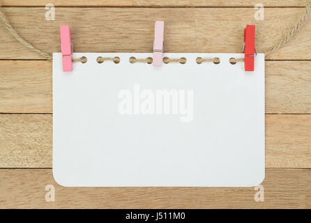 Notebook bianco foglio con fune su uno sfondo di legno Foto Stock