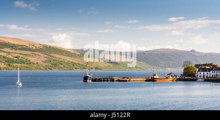 Inveraray Scozia - 13 Maggio 2016: barche ormeggiate a Inveraray su Loch Fyne, una simile a un fiordo loch del mare del sud ovest Highlands della Scozia. Foto Stock