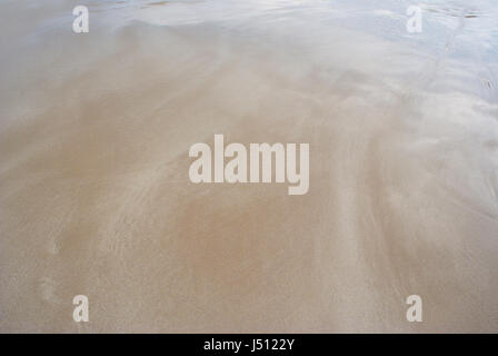 Liscio, calming patterns di acqua che fluisce attraverso la sabbia bagnata a Blowhole Beach, Deep Creek Conservation Park, Sud Australia Foto Stock