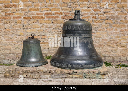 Due antiche campane in Narva fortezza. Ida-Viru County, Estonia orientale, Europa Foto Stock