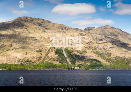 Tubi conducono giù una montagna di Inveruglas centrale idroelettrica sulle rive di Loch Lomond nella West Highlands della Scozia. Foto Stock