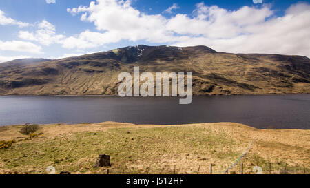 Loch Treig, un serbatoio remoto nel West Highlands della Scozia, che raccoglie acqua per alimentare i generatori idroelettrici a Fort William's alumini Foto Stock