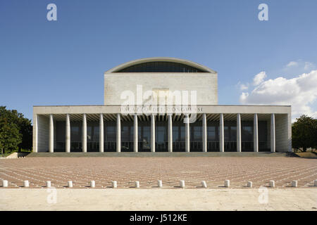 Il Palazzo dei Congressi, nel quartiere finanziario della zona EUR, Roma, Italia Foto Stock