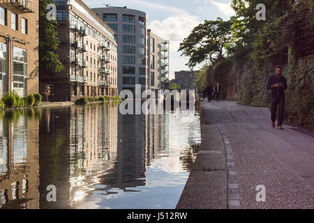 Londra, Inghilterra - Giugno 20, 2016: i pedoni a camminare sulla strada alzaia del Regent's Canal vicino a King's Cross a Londra del nord. Foto Stock