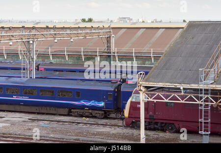 Londra, Inghilterra - Luglio 10, 2016: Primo Grande Western Intercity 125 treni ad alta velocità stabilizzata alla Vecchia Quercia treno comune deposito di manutenzione nella zona ovest di Londra. Foto Stock