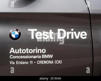 Test drive firmare su bmw 's auto presso un concessionario italiano-agenzia Foto Stock